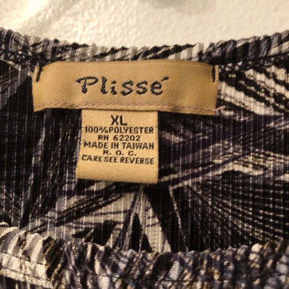 Bundle of 3 AMAZING & VERSATILE tank tops!! - Picture 9 of 14